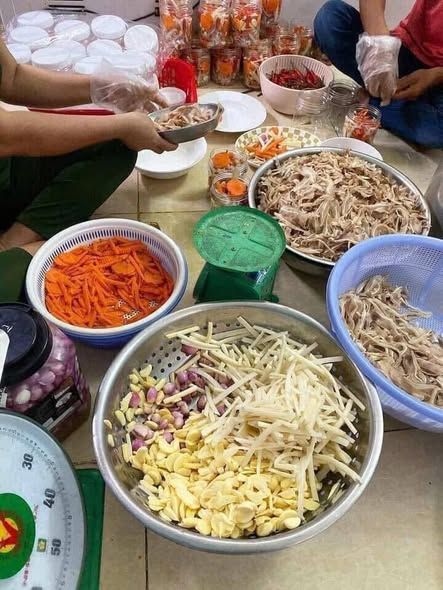 Tai heo ngâm chua ngọt