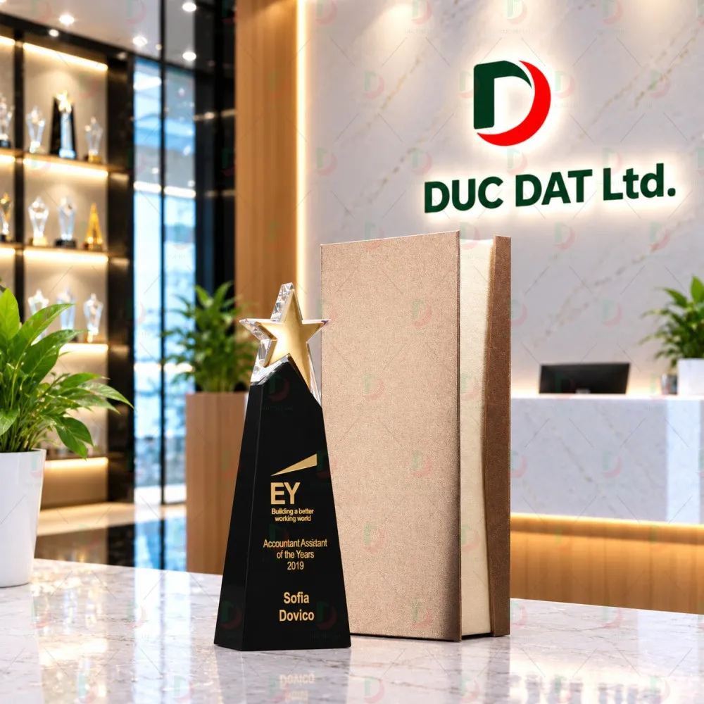 Cúp Pha Lê 030 Khối Tháp Đen Ngôi Sao Vàng