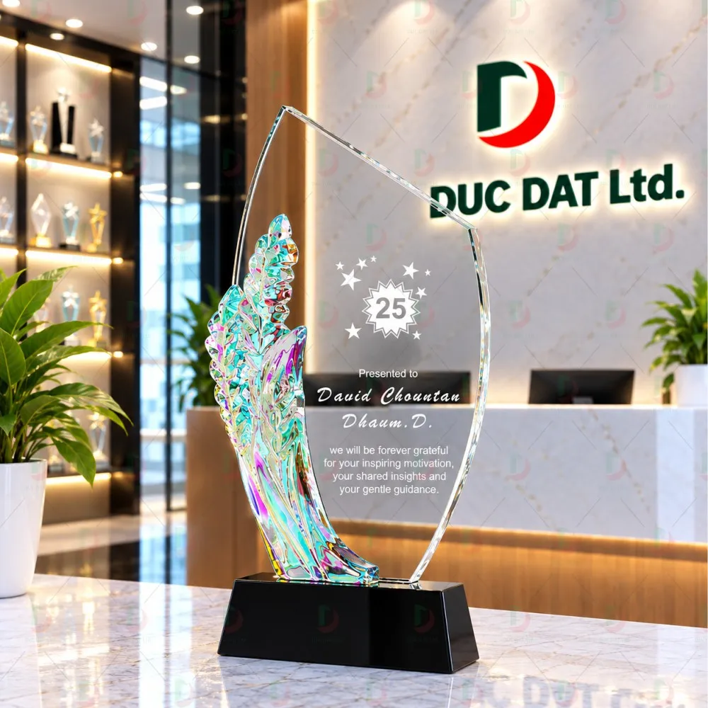Cúp Pha Lê 028 Biểu Tượng Cánh Chim Ngũ Sắc Ánh Kim In UV Cao Cấp
