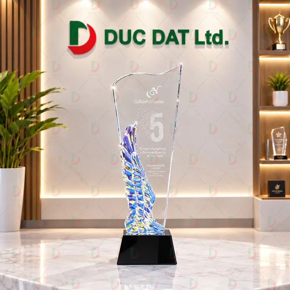 Cúp Pha Lê 016 Ngọn Lửa Pha Lê Tán Sắc Đa Chiều In UV Sang Trọng